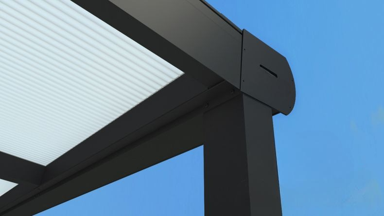 Vista tetto di una Veranda moderna nero 9005, dimensioni 5,06 x 4,0 metri con tetto in policarbonato opale. Pergola/Gazebo elegante e resistente alle intemperie, ideale per spazi esterni raffinati e confortevoli, offre protezione UV ed è facile da montare.