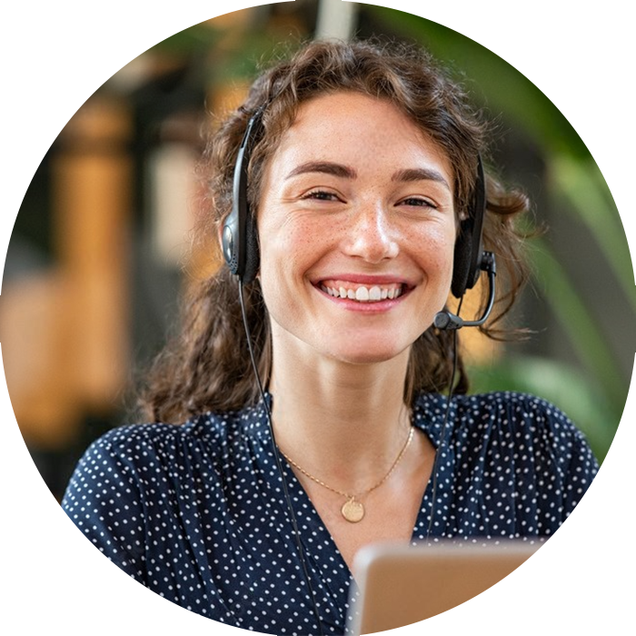 Operatrice del servizio clienti sorridente con cuffia, pronta ad aiutare con domande e preventivi — Assistenza Verande in Giardino.