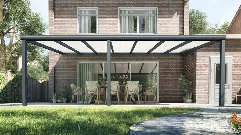 Vista frontale di una veranda in alluminio Antracite (RAL 7016) 7,06×4,0 m con copertura in Policarbonato Opale, perfetta per terrazze spaziose e moderne — Verande in Giardino.