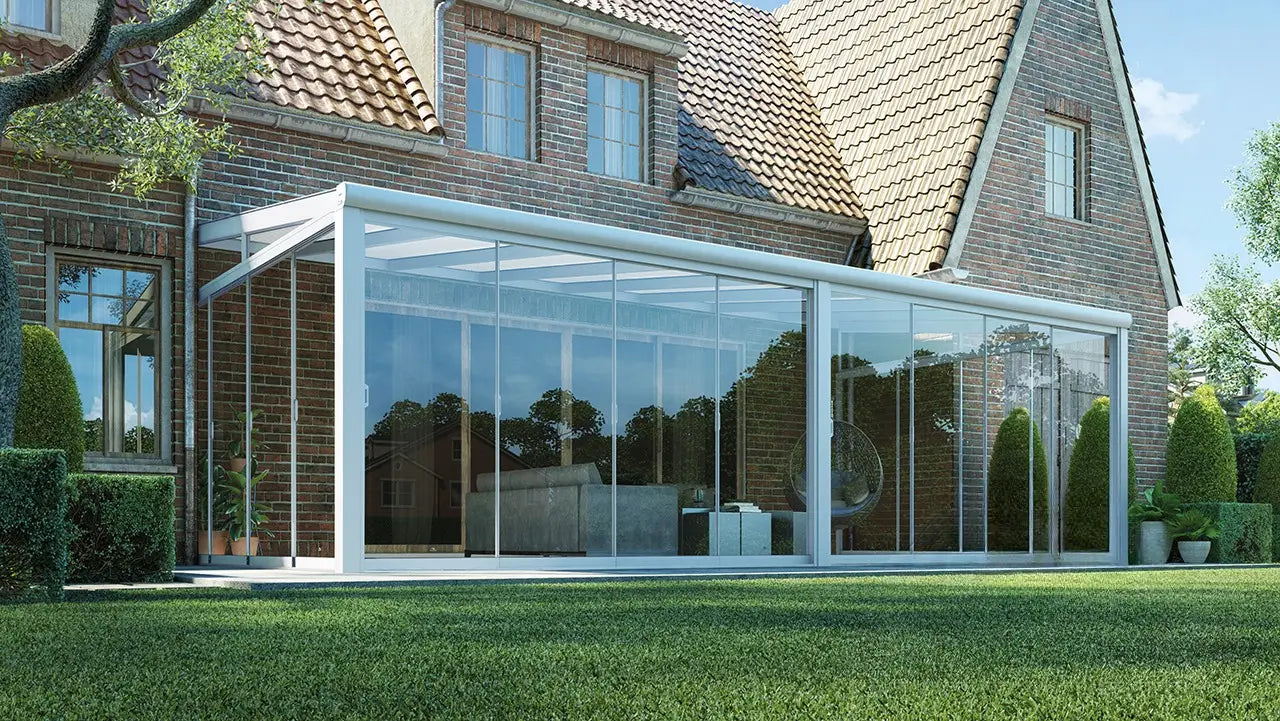Ampia veranda Bianco Opaco (RAL 9016) con copertura in Vetro Opale e vetrate scorrevoli a tutta altezza, trasformata in elegante giardino d’inverno — Verande in Giardino
