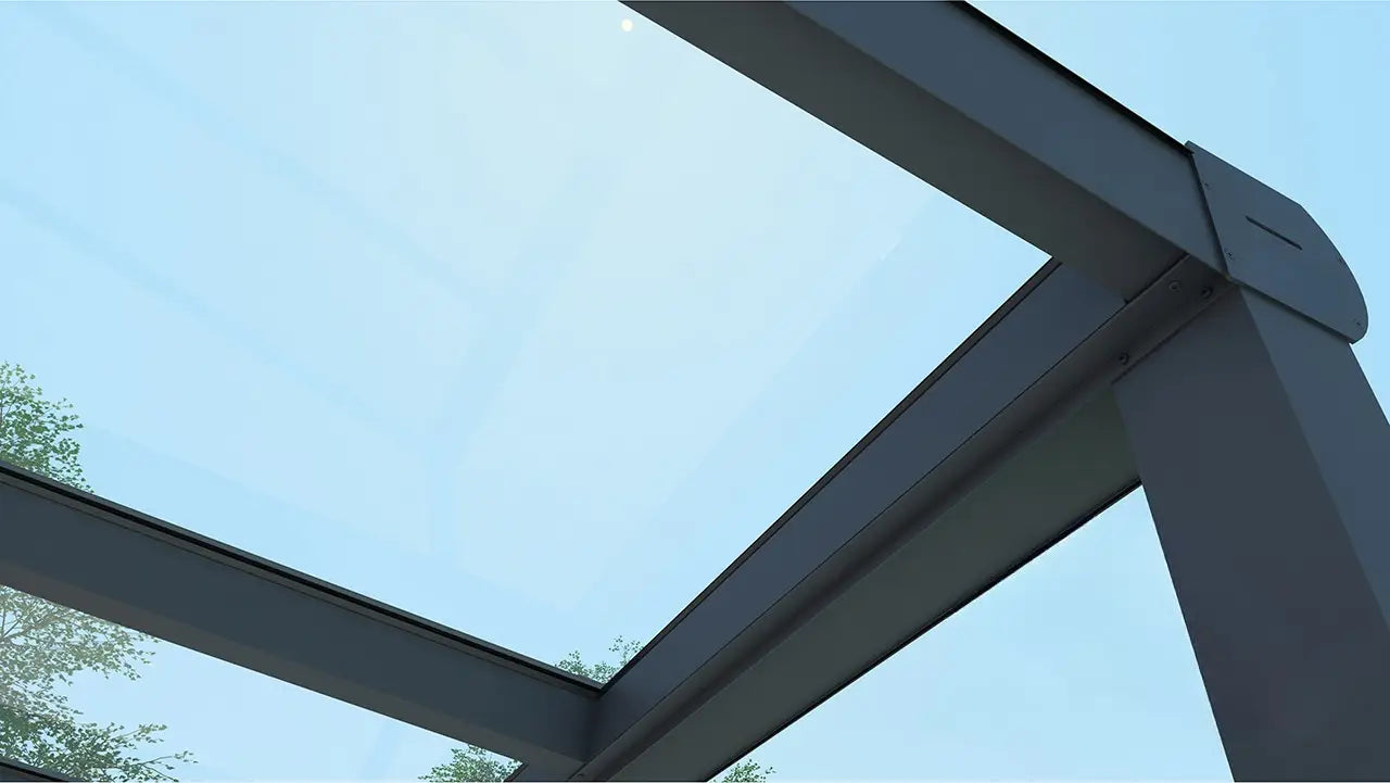 Dettaglio struttura in alluminio con tetto in Vetro Trasparente, per una veranda luminosa e moderna — Verande in Giardino