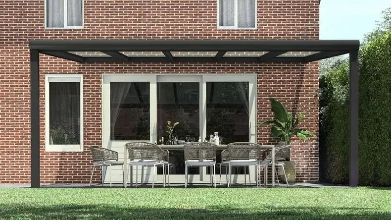 Vista frontale di una veranda in alluminio Nero Opaco (RAL 9005) 5,06×4,0 m con tetto in Vetro Trasparente, ideale per spazi esterni luminosi ed eleganti — Verande in Giardino